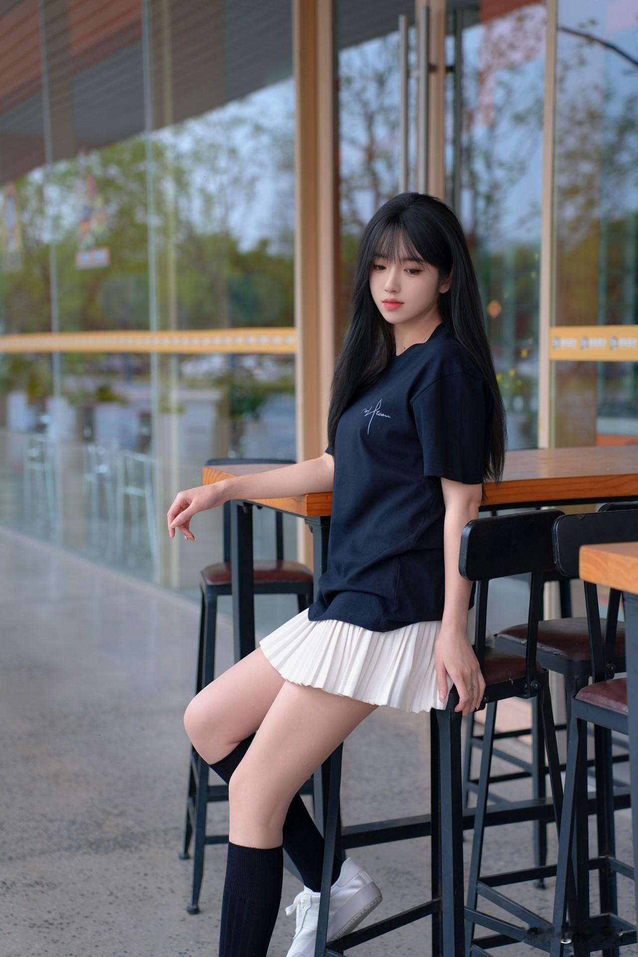 生活其实就像一杯白开水，简单纯粹。曾经我为工作上的一点小挫折愁眉苦脸，为生活里的