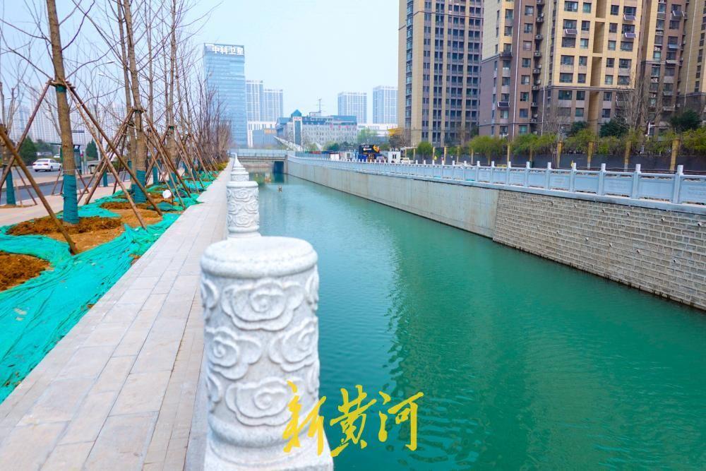 济南东泺河变身“诗词长廊”，二安文化刻上护栏！3月11日，位于济南历黄路中段东侧