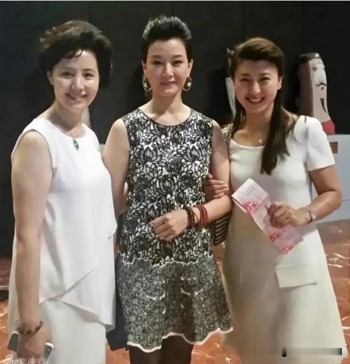 这三位你都认识是谁，你就是娱乐圈大咖了，算我输。这张是早年活动合影，画面里是于紫