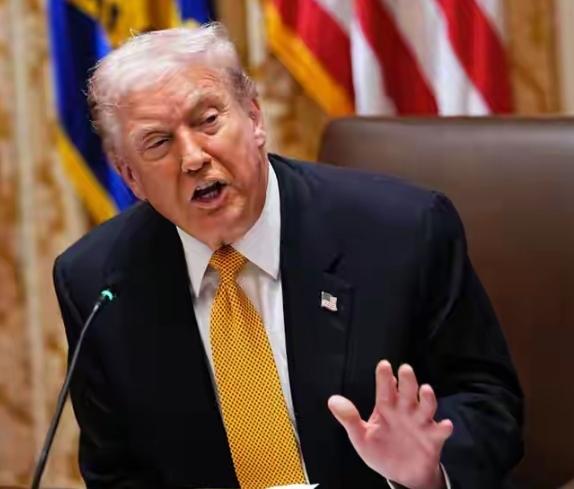 特朗普这老骗子又画大饼！关税分红2000美元？喊完就删帖溜号，把三亿美国人当猴耍