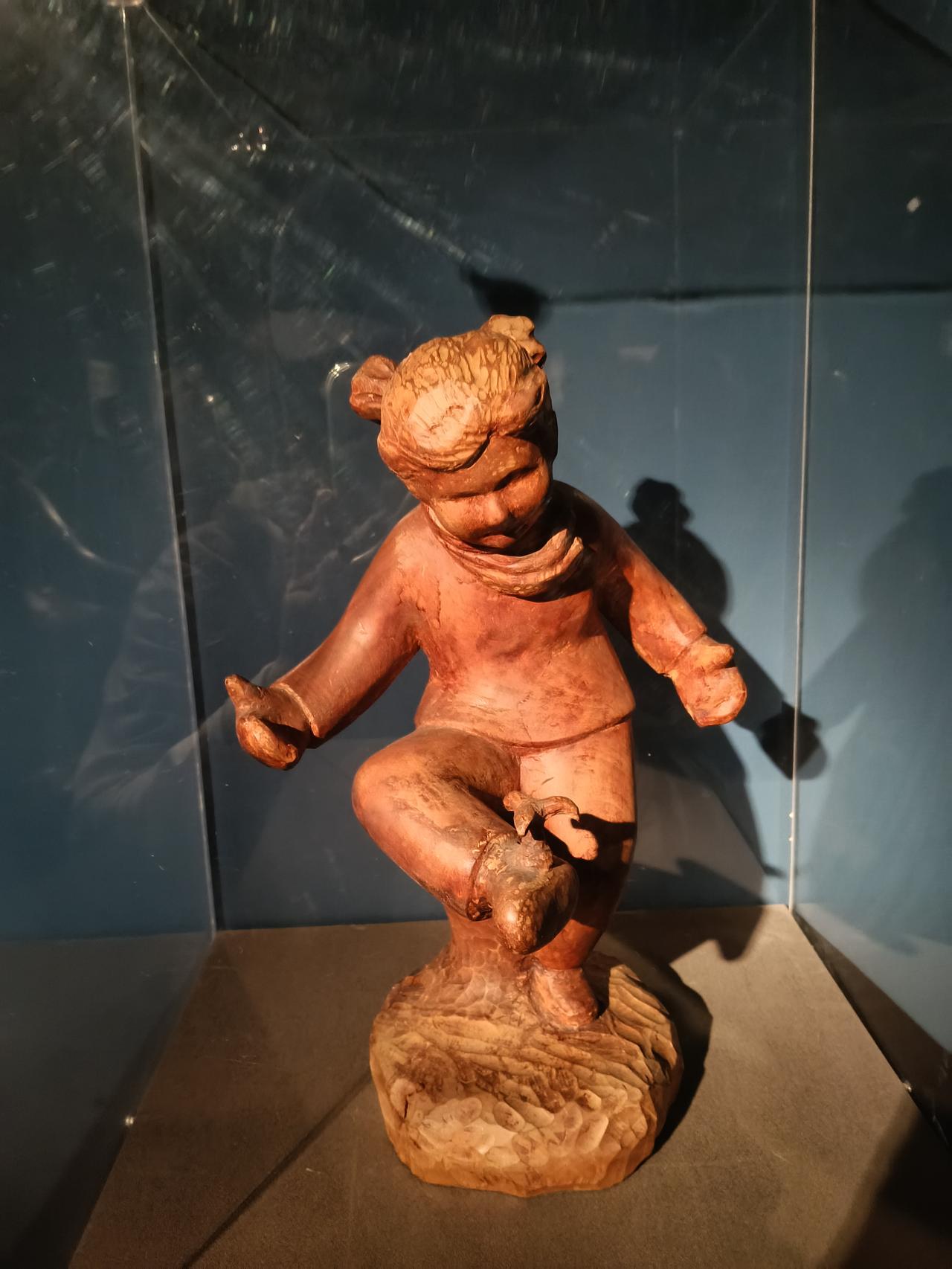 小孩子的事，有些是大人看不懂的，他的所思所想所做有时和大人格格不入，建议不要过份