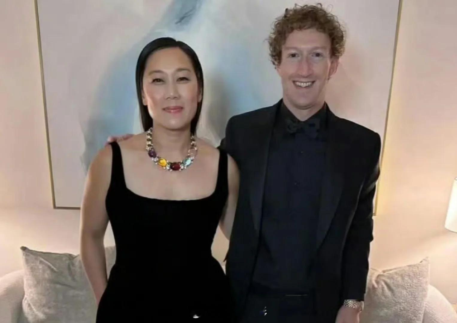 扎克伯格这事儿可太有戏剧性了。在国会那一幕，他和贝索斯未婚妻聊得火热，华裔妻子的