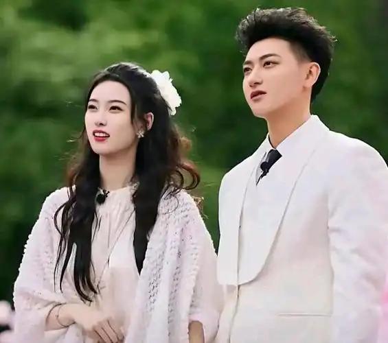 黄子韬徐艺洋婚礼直播引围观，可谓是喜忧参半。一方面，这一创新形式让众多粉丝能“云