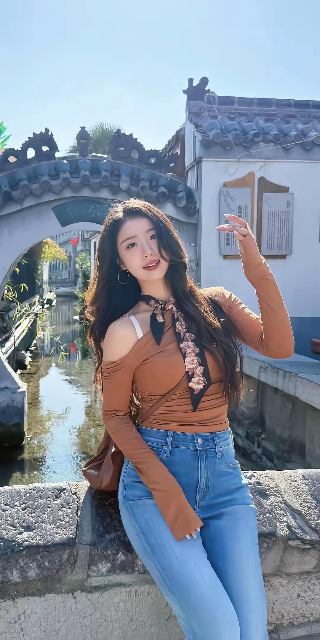 古桥下的少女，浅笑倚栏杆，岁月静好。