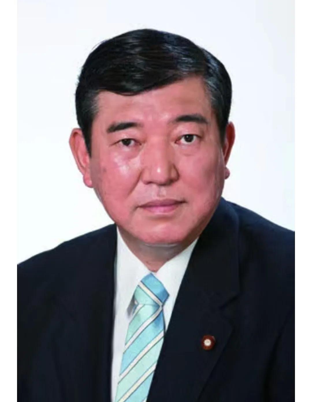 日本新首相石破茂的10个标签:
1，他还是个喜欢动物的人，私下里经常参与动物保护