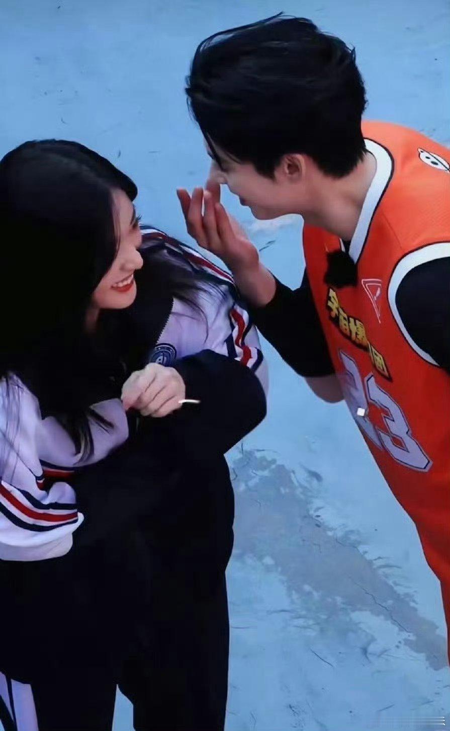 你好星期六啊啊啊疯狂尖叫！这两人真的甜到我心坎里了！眼神拉丝、互动默契，甜而不腻