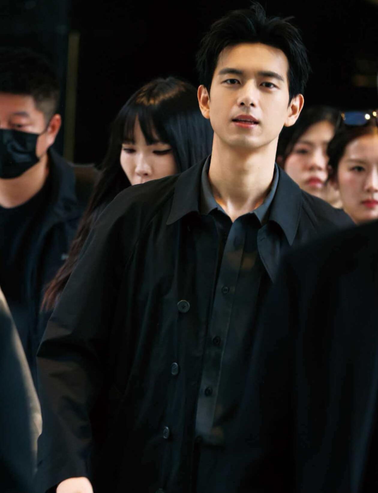 李现和天现宝宝联萌时刻李现和天现宝宝这波联萌太暖了！粉丝千里送爱，李现花式宠粉，