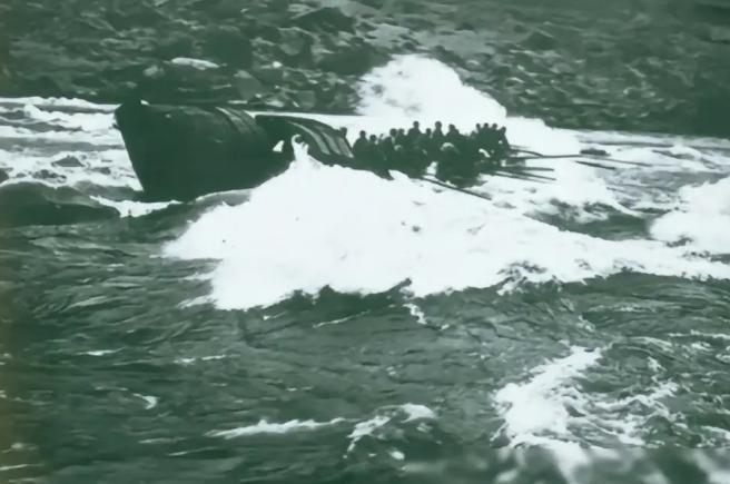 1942年，渔夫陈根土载着16个日军过江，船行驶到江心，原本一脸谄媚的陈根土突然