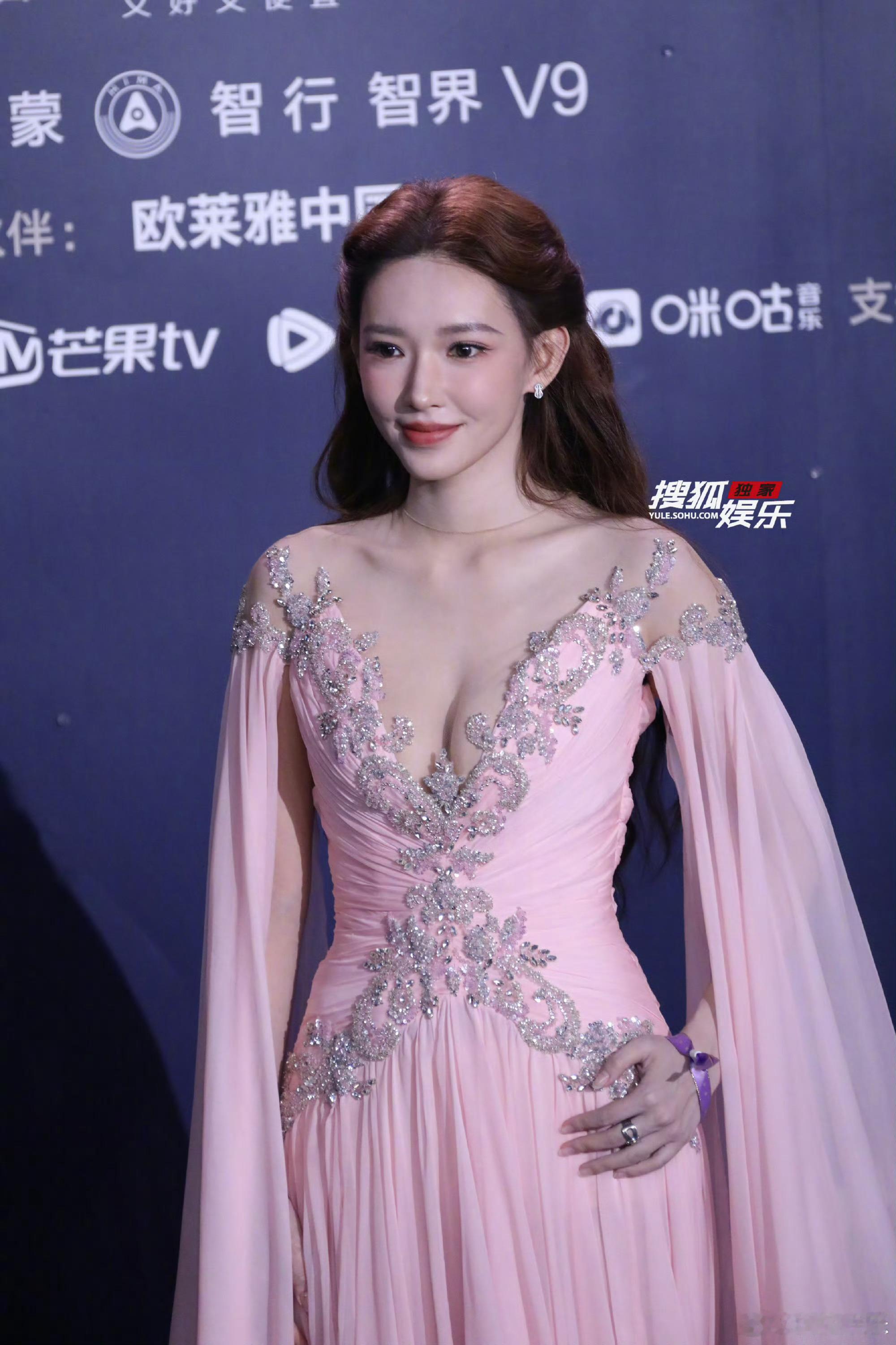 后台落座的程潇好美程潇美得好震撼啊啊啊啊 