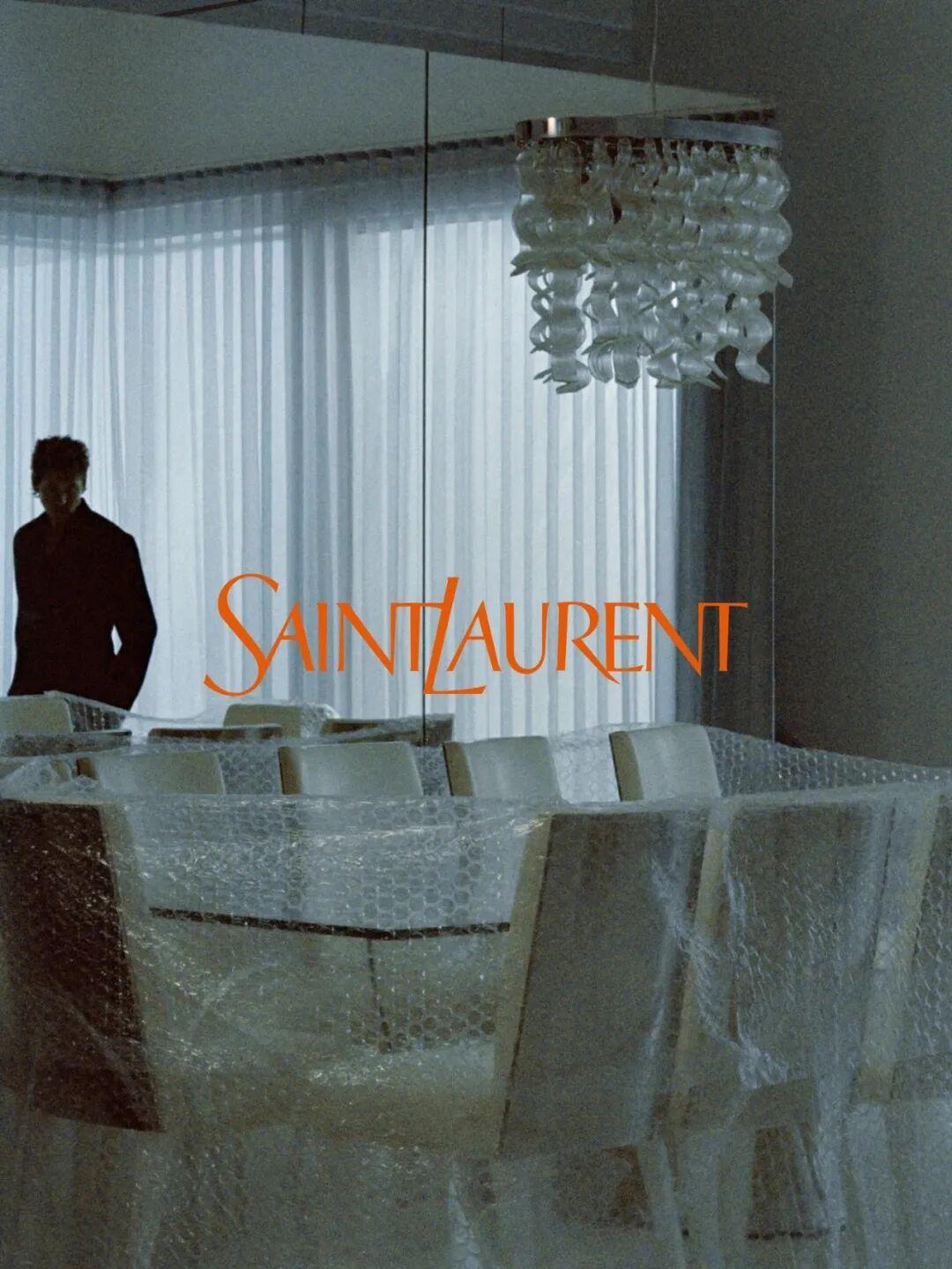 Austin Butler 站在 SAINT LAURENT 2026 秋冬广告