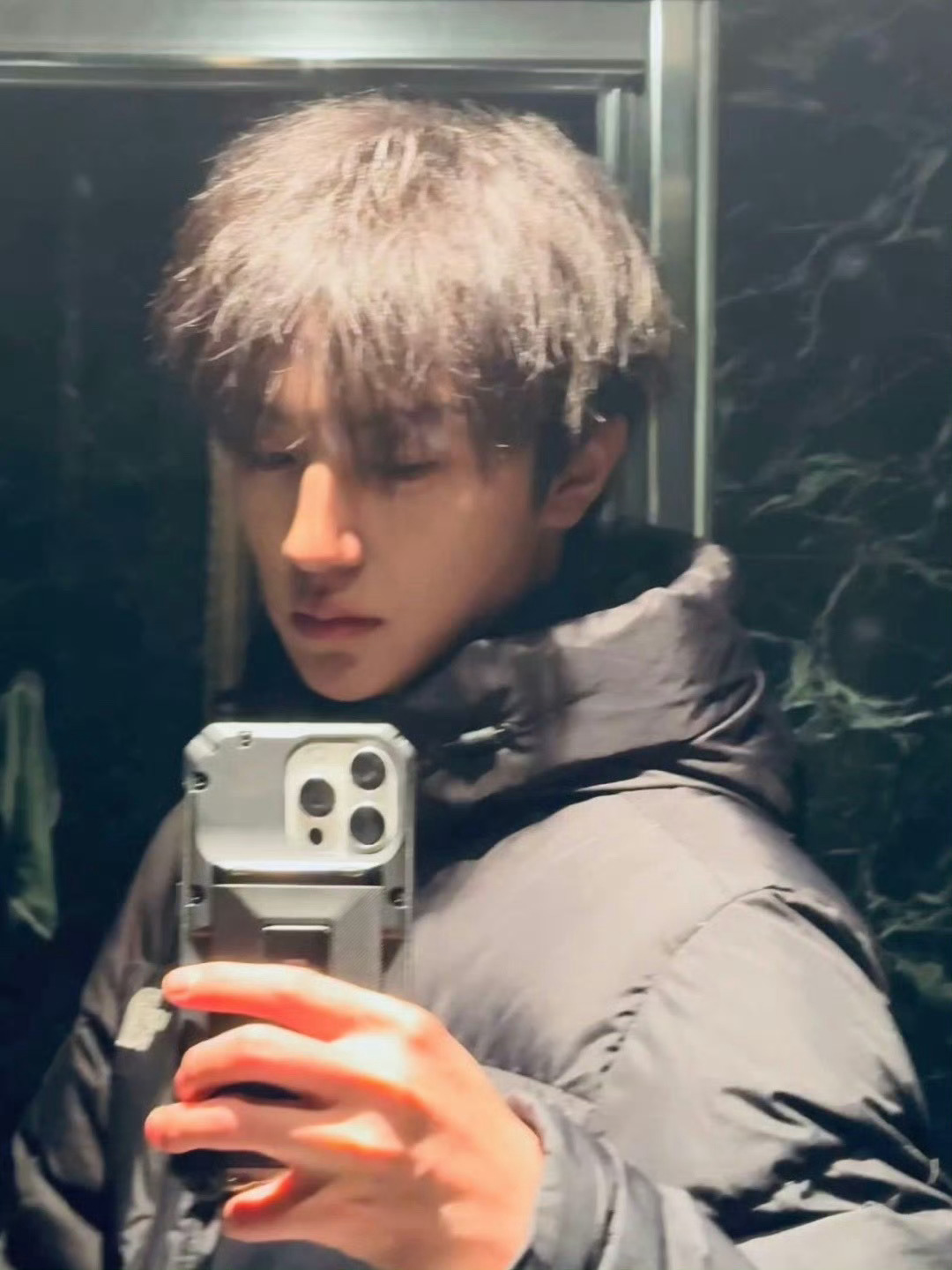 演员张翅  🪽 ﻿张翅渐染 🪽 向全世界安利张翅 “烂大街的花终会枯萎，但玫
