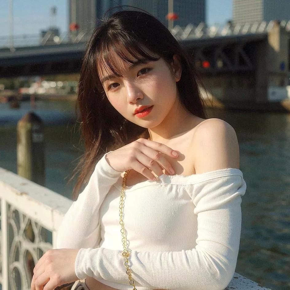 在江边享受悠闲时光，美少女与城市的邂逅。