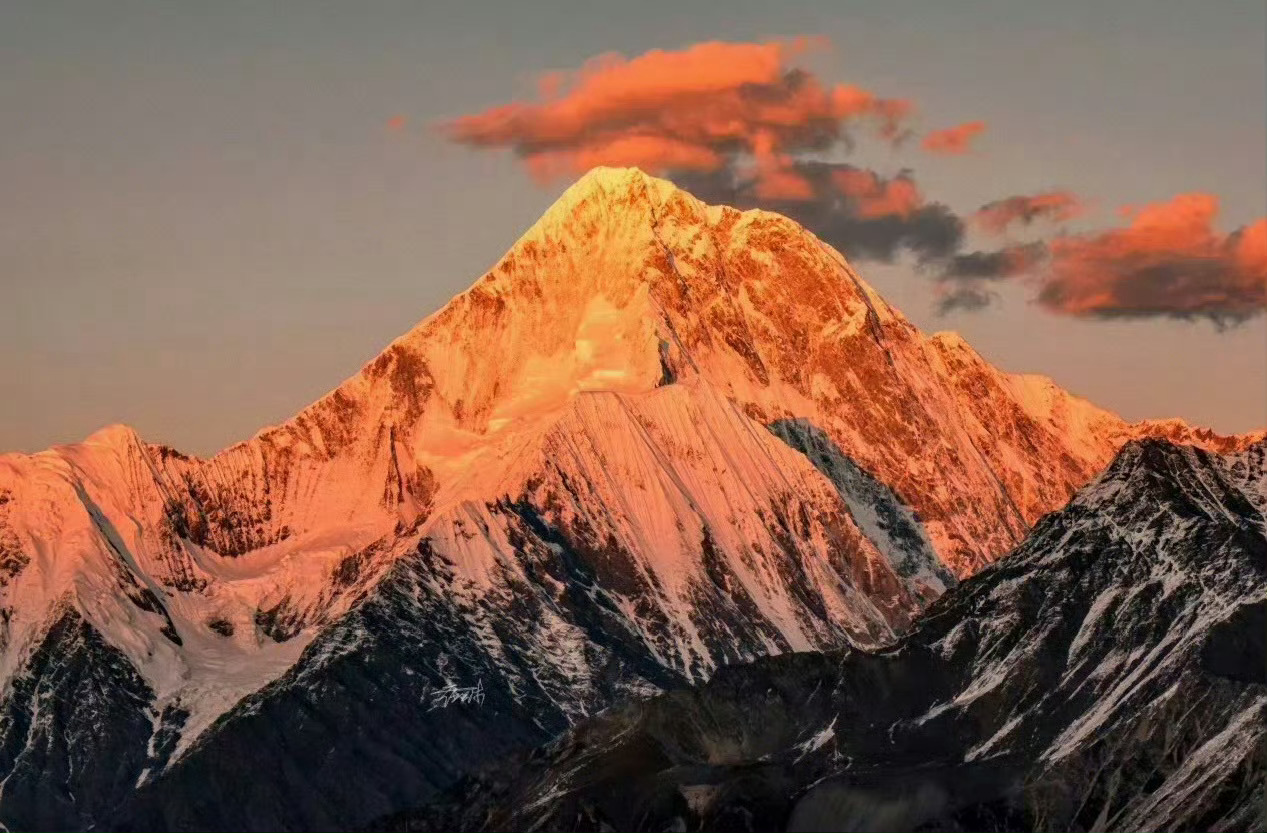 ​据说看到日照金山的人会幸运一整年⛰️ ​ ​​​