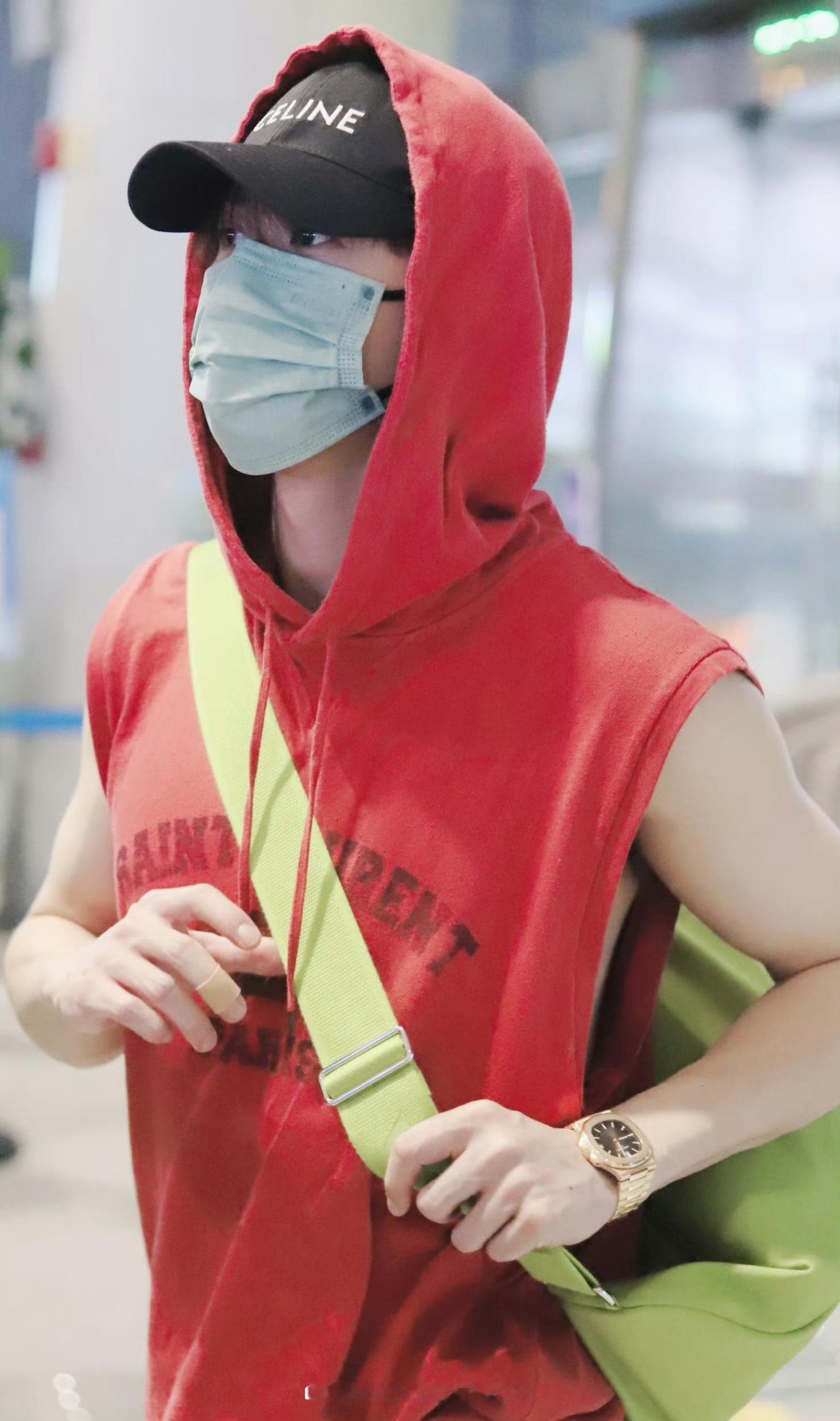 这套衣服看着就很清爽凉快再配上大腱子肉更加养眼