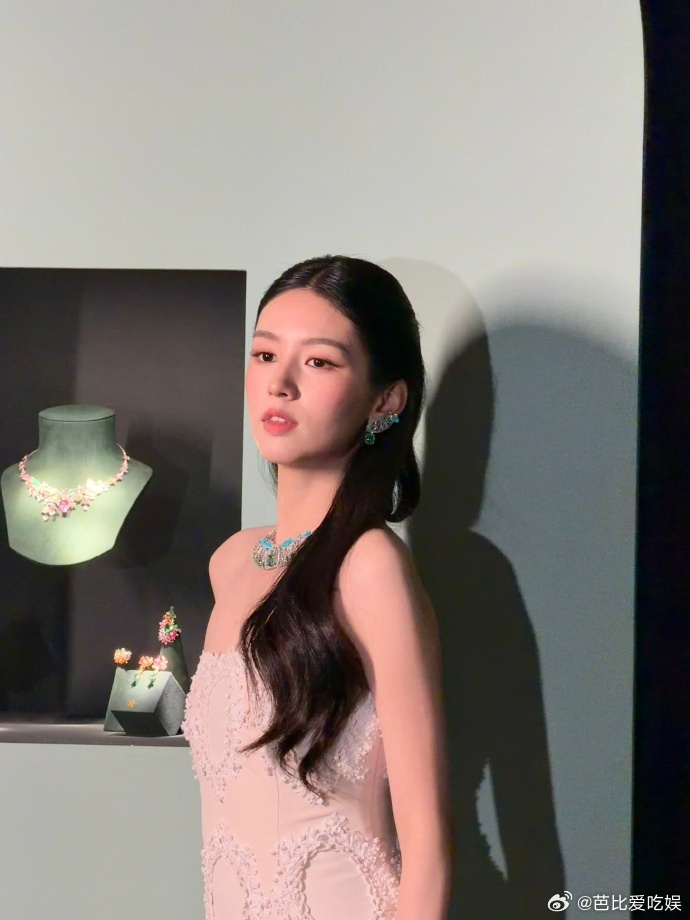 周也完全千金大小姐 周也才是内娱千金风天花板吧💖！一袭白色抹胸蕾丝裙优雅大方，