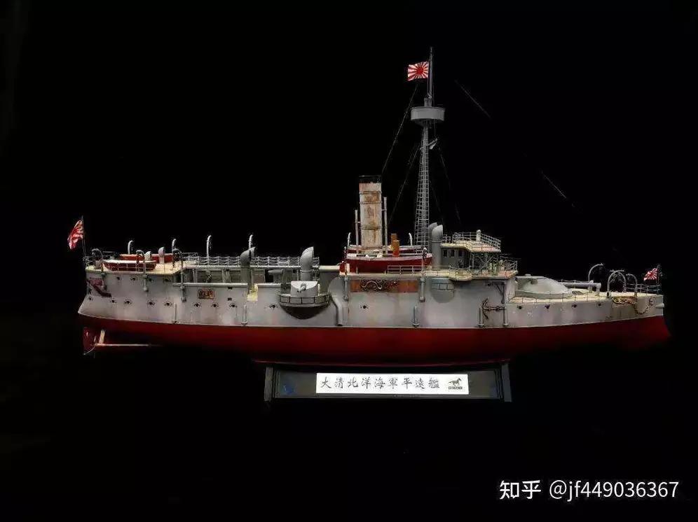 130 年前的英国墓碑前放着中国航母模型，这画面太有冲击力了。这仿佛是一场跨越时