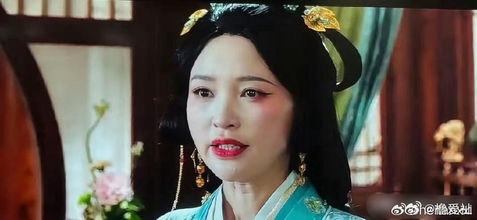 曾经放言接受不了演妈妈的金莎现在也逐渐接受现实了，《雀骨》里给十七岁的艾米演妈毫