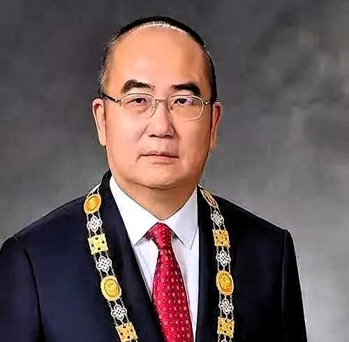 谁能想到，当年那个撑起武汉金银潭医院的院长张定宇，拖着一瘸一拐的身体在抗疫一线拼