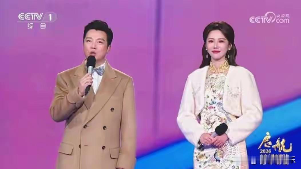 2026年央视跨年晚会舞台上，任鲁豫裹着厚呢子大衣，马凡舒身着粉白毛领外套，朱迅