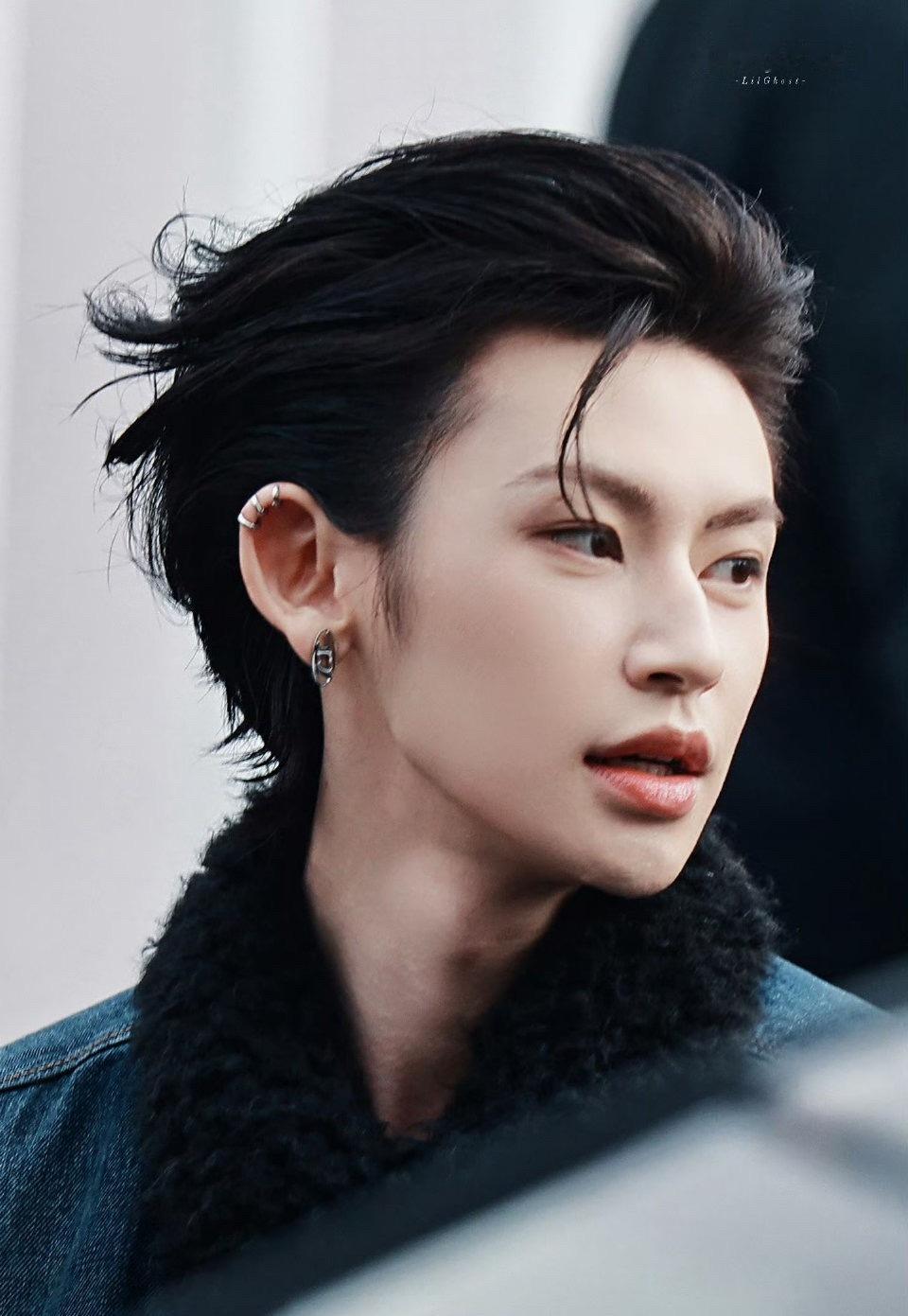 小鬼时尚圈最严肃的Daddy小鬼王琳凯米兰看秀路透好绝！背头墨镜气场拉满，鞠躬招