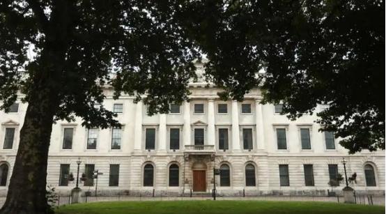中国外交部发言人林剑表明，如果英国政府不批准中国在英国新建大使馆，中国将坚决维护