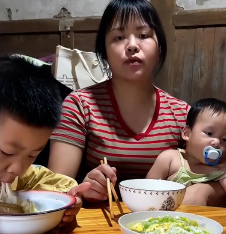 "太崩溃了！" 四川 32 岁光棍浩哥和 35 岁离异女子相亲，女子直接带 4 