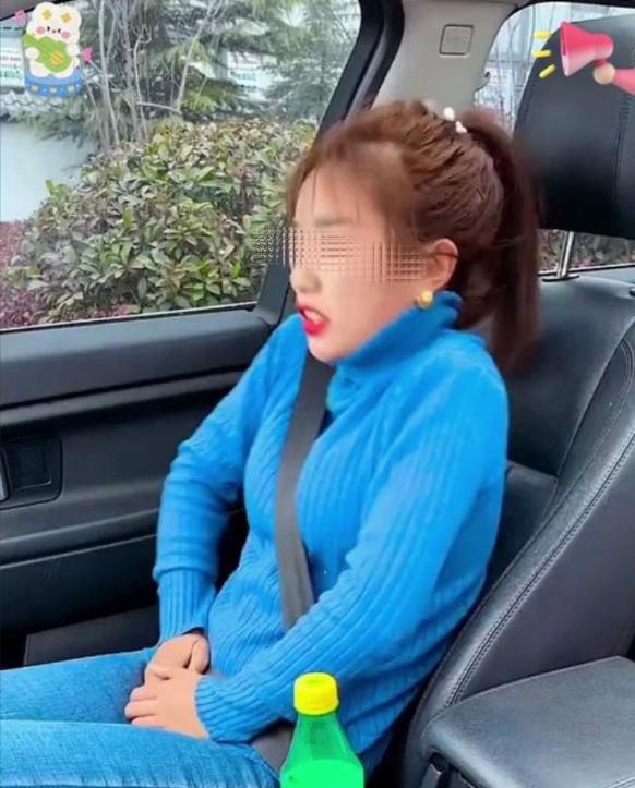 陕西西安，夫妻间趁节假日旅游，谁知，高速路上车辆拥挤，所有的人都和他们一样的想法