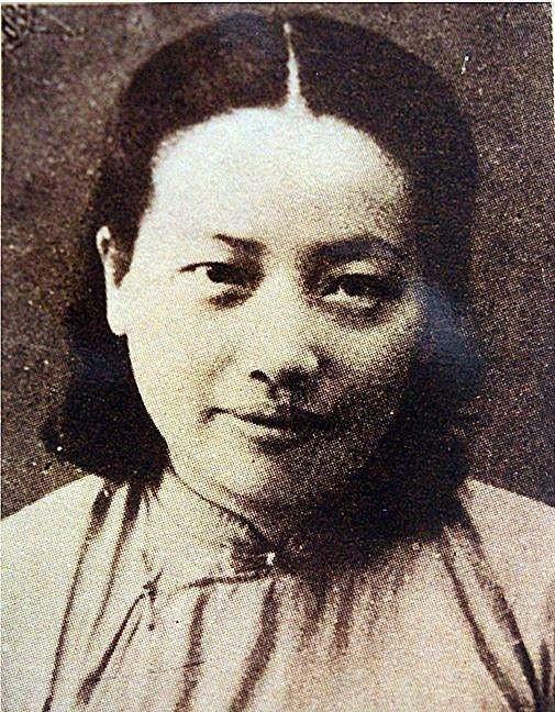1928年，郁达夫瞒着原配夫人孙荃，迎娶20岁的杭州美人王映霞。新婚夜，郁达夫忙