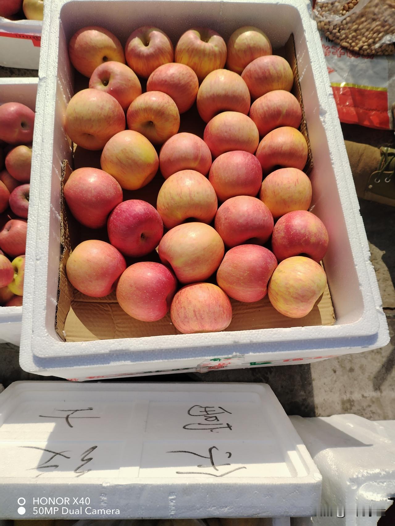 今天太冷了，但是我还是出门了。穿了一件短款棉袄，出门感觉有点钻风，又去楼上取了一