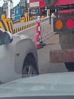 进个收费站都要加塞，真不知道这些人急什么？最后舒服了........ ​​​