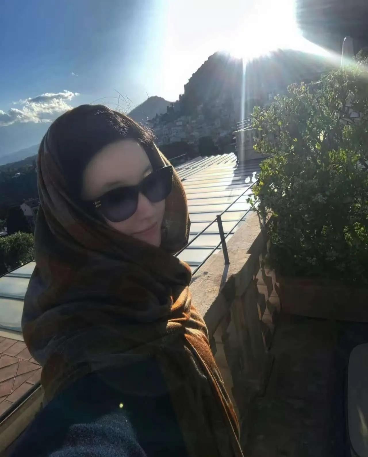 刘亦菲西西里岛旅游美照，寄来了千里之外的明信片，太有爱了！