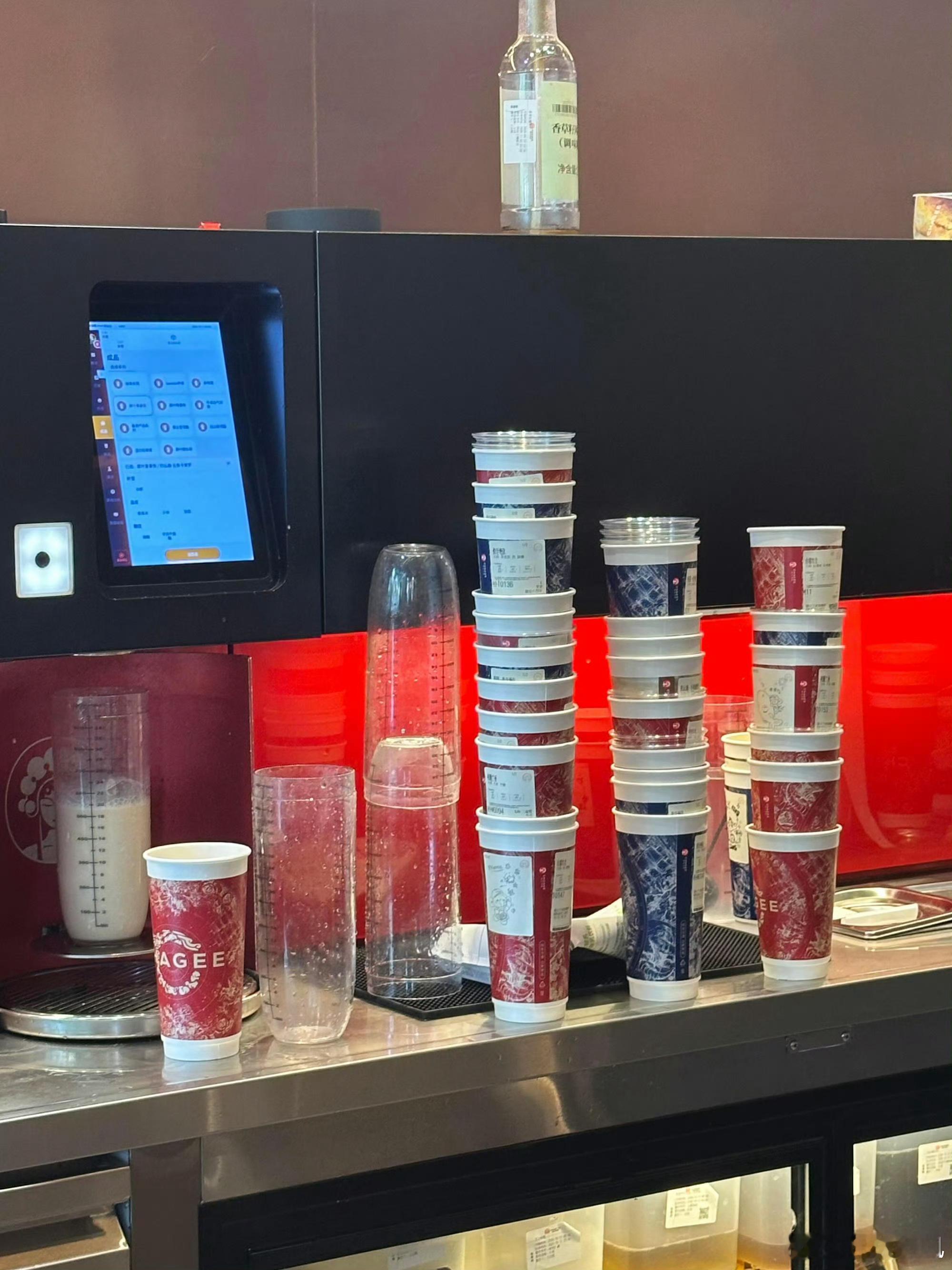 郑钦文夺冠宁波霸王茶姬有店排队500多杯 郑钦文夺冠🎾茶姬排队500多杯‼️你