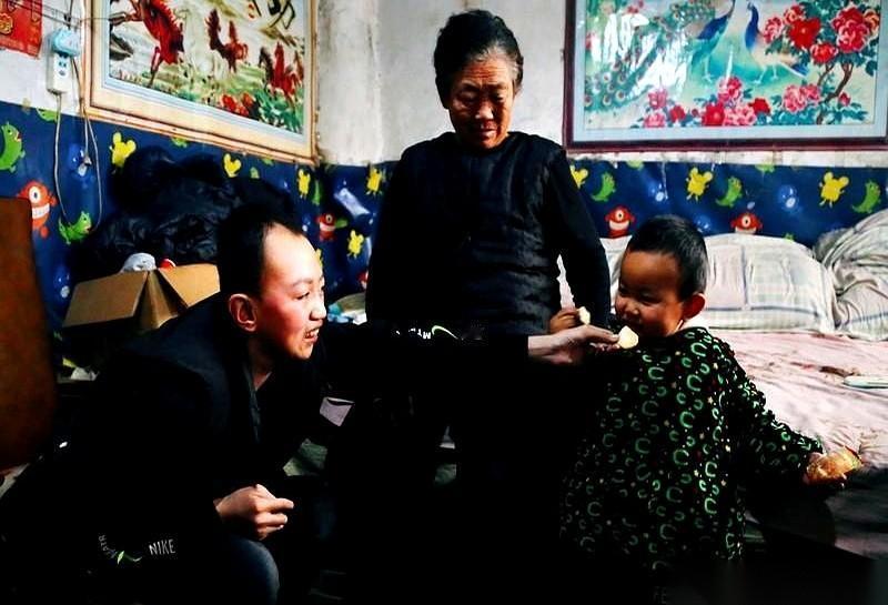 他妈都晕得躺床上输液了，他，一个三十多岁的大男人，就坐对面刷手机。
全程，一眼都