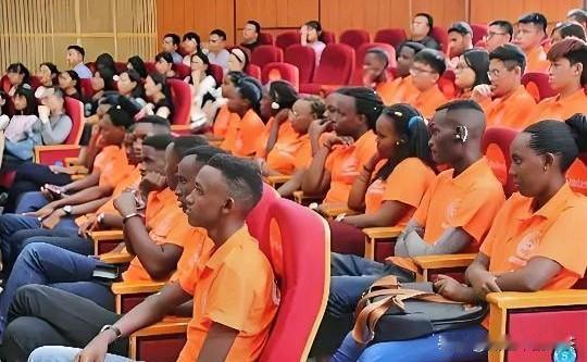 快讯！新华社1月7号消息

看到这30个从金华学成归国的卢旺达学生，心里真的五味