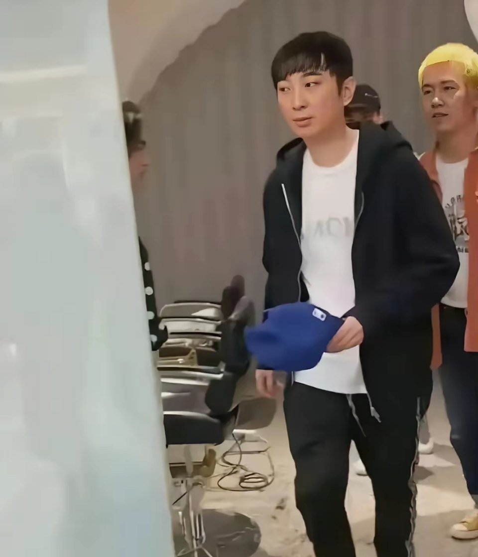 王思聪，他去高级理发店理个头发就给2万元理发师，有钱人和我们老百姓理个头发就是不