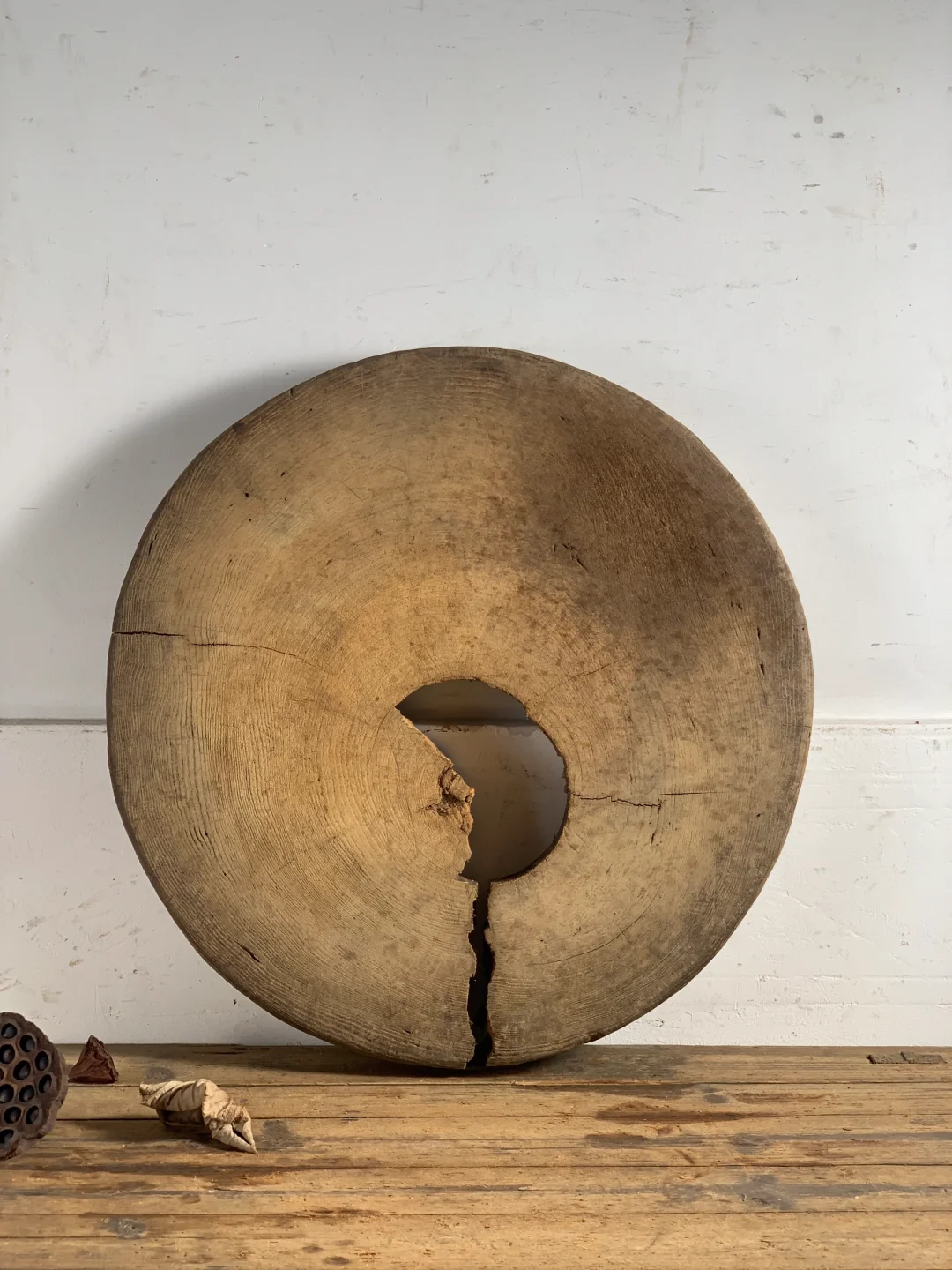 月亮、老木桩、残木；民宿、茶室极简侘寂壁挂。