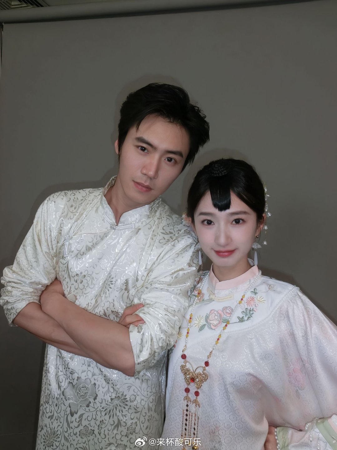 谭盐盐 发布和蔡欣洋搭档的《花轿女人和枪》抢来的新娘民国版 可是他俩也好适民国大