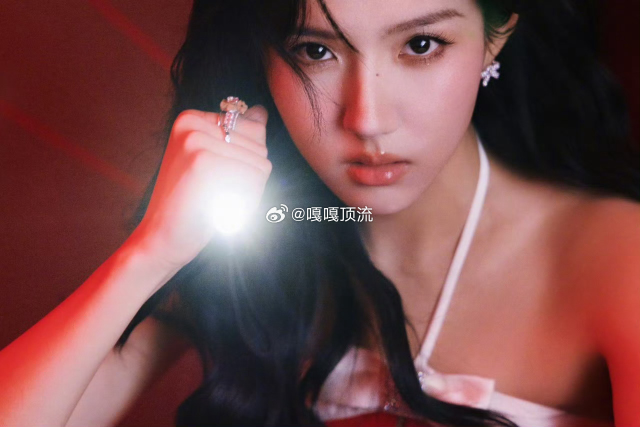 苏晓彤的红裙造型很曼妙 红裙加身的苏晓彤直接美翻全场！明艳色调衬得她肤白貌美，灵