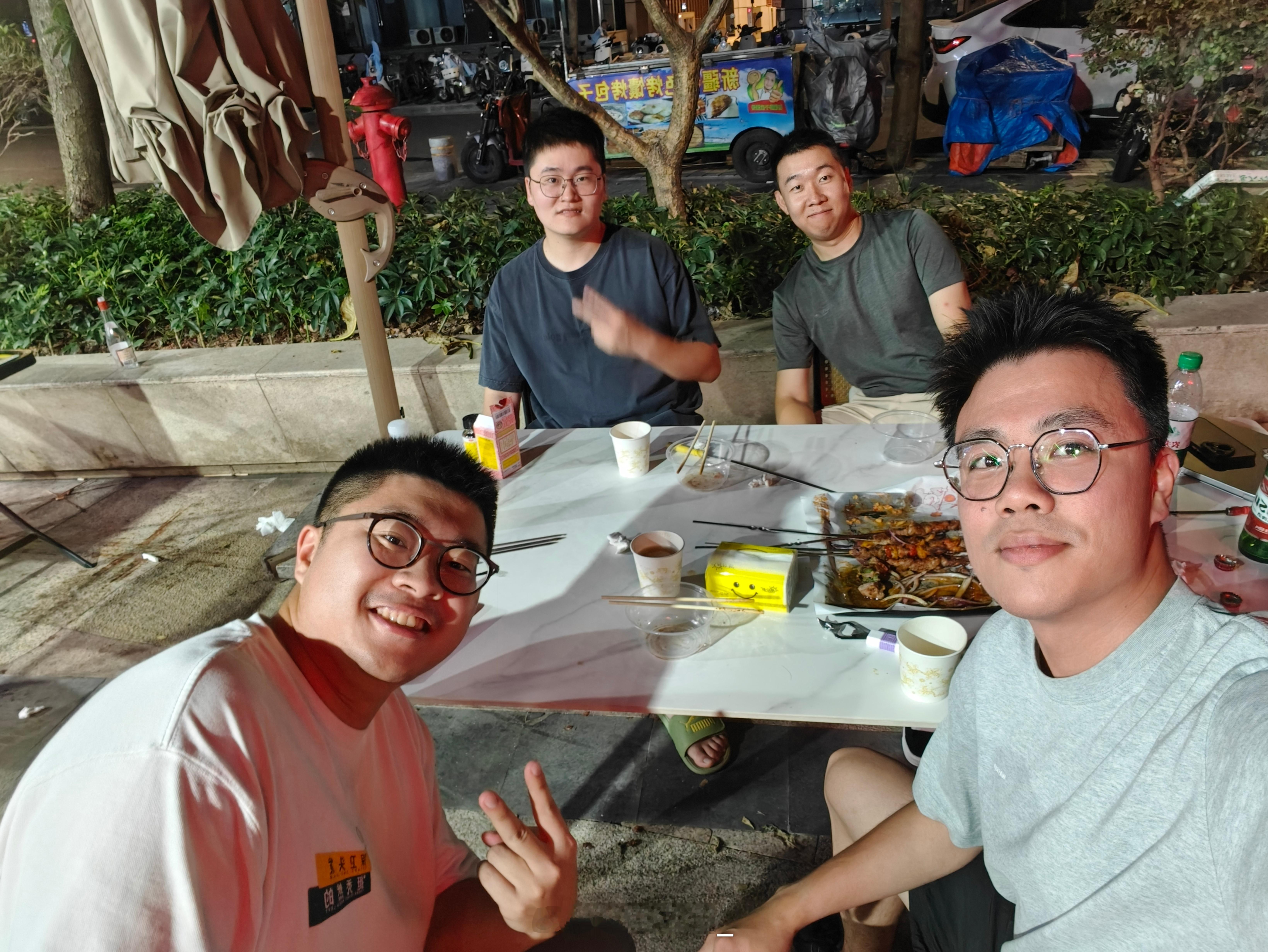 又是一场夜叙…欢迎老朋友来[爱你]要早睡明早看阅兵了。 ​​​