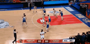 胡明轩最后绝杀失败，最后这一球的处理是否妥当？
最后5秒，广东队通过包夹防守，换