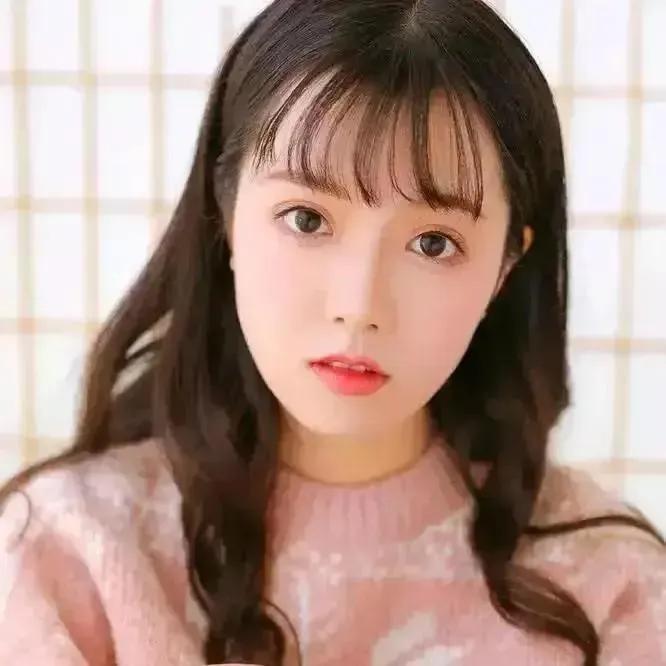 温柔甜美的少女，浅笑嫣然，仿佛冬日里的暖阳。少女感笑容 少女感微笑女孩 温柔美少