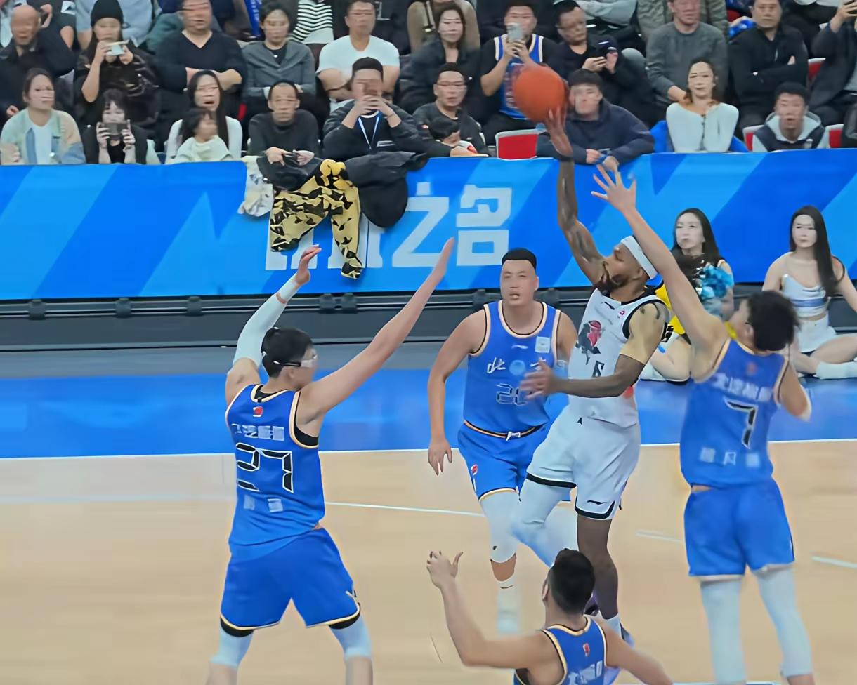 CBA山东队赢了北京队，这个不是主教练指挥的，主教练被禁赛了，面对强大的北京队，