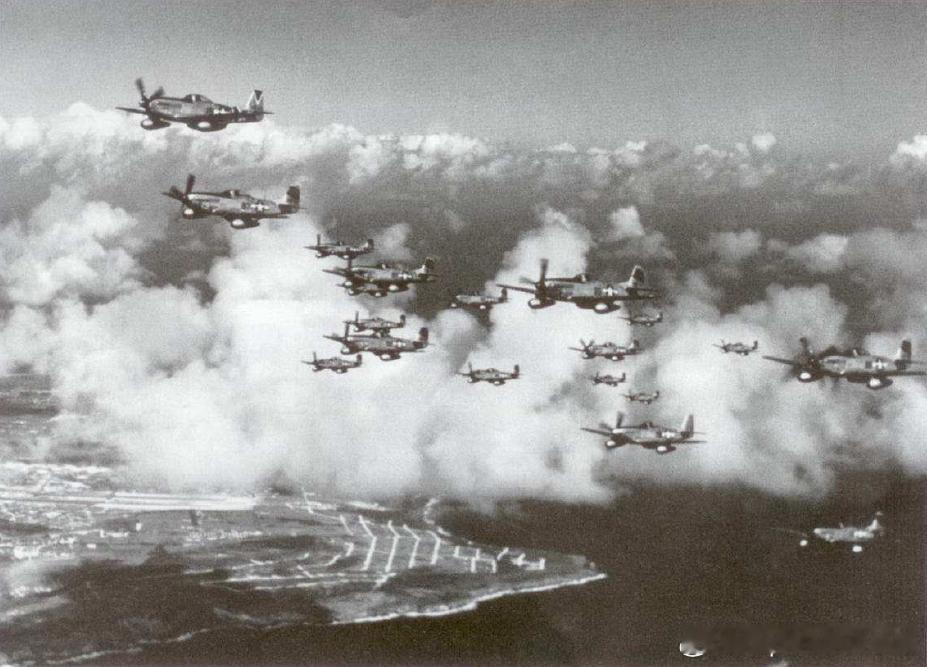 1945年3月7日美军第45和第78战斗机大队的P-51野马战斗机群飞过硫磺岛军