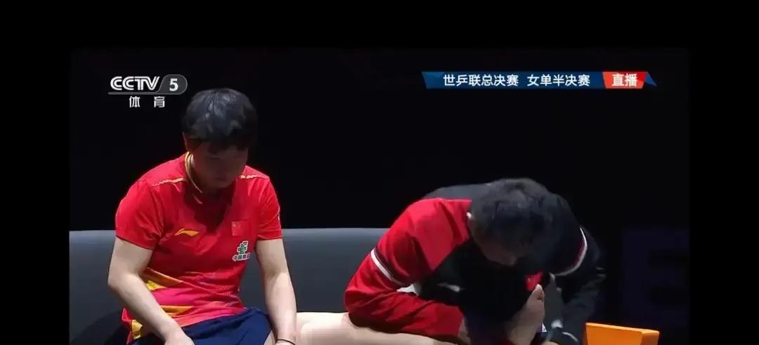 孙颖莎捏紧拳头，然后扔掉了毛巾。这个动作，比赢下比赛更狠。

她刚打完一天内的第