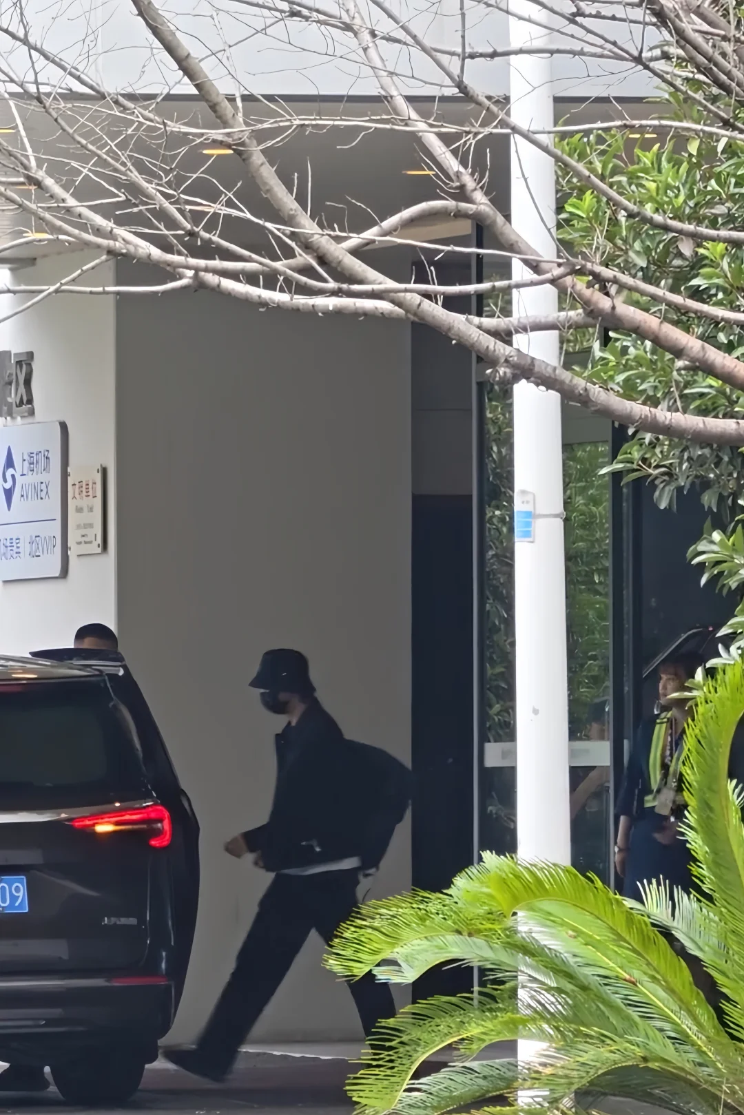 长腿车手平安抵达