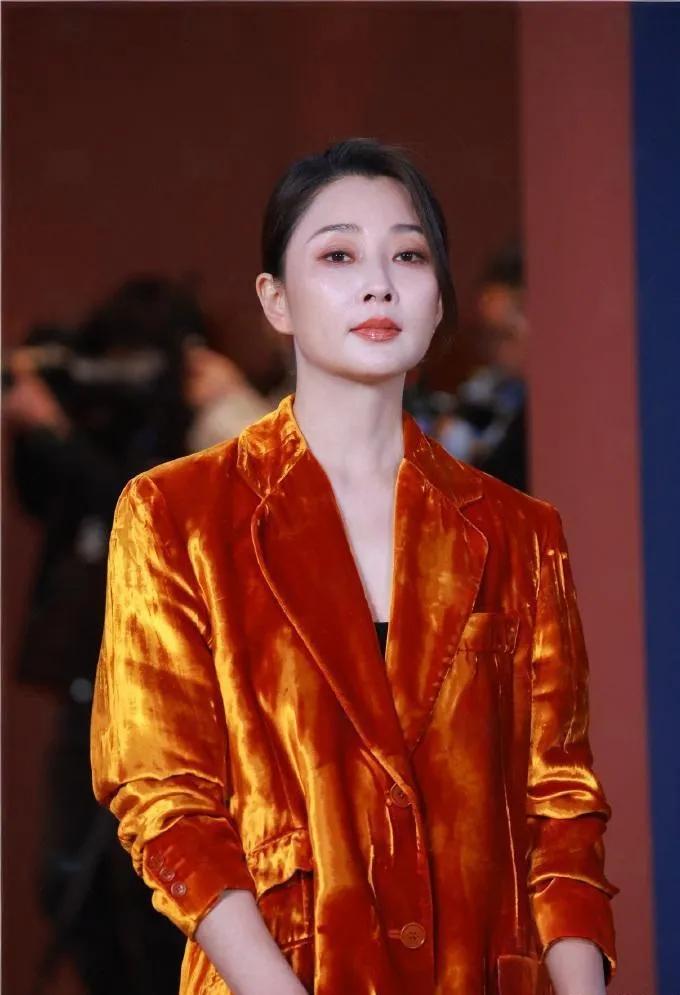 46岁殷桃状态也太好了吧！🧡
橘色丝绒大衣质感满满，自带贵气滤镜
内搭黑丝+尖