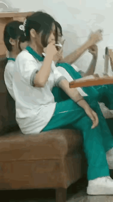 养废了！不是不敢管，是真的管不了。三个穿校服的初中女生，在快餐店角落里翘着二郎腿