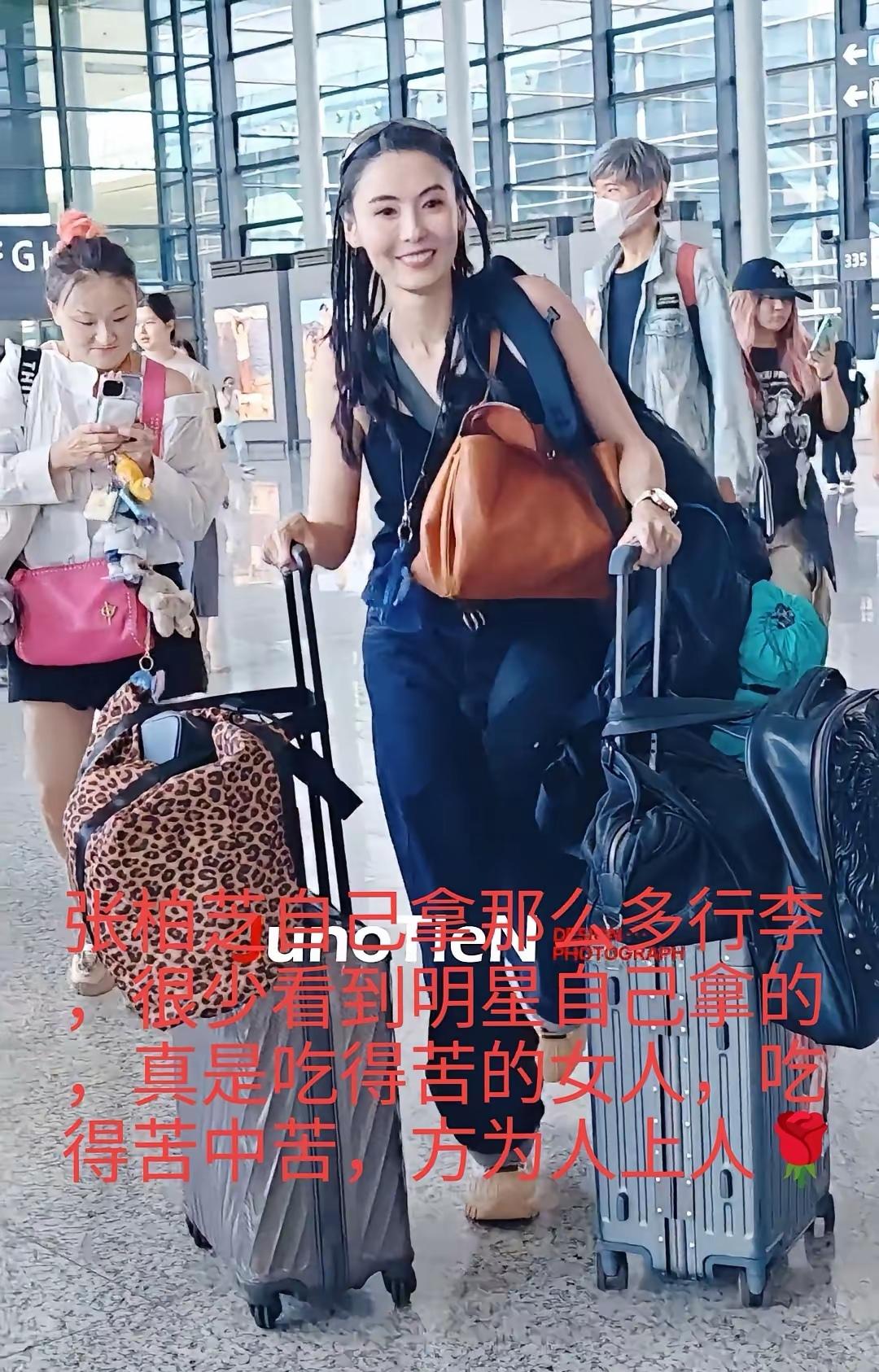 谁能想到，镜头前那张总带着点娇气的脸，拎起大行李箱时能那么利落。最近看她赶行程的