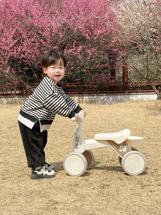 出门不用抱着，自己骑车的小孩谁不喜欢呀～