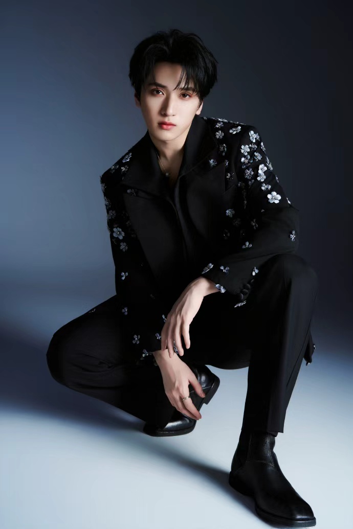 严浩翔立体花朵黑西装严浩翔黑西装好板正 严浩翔立体花朵黑西装，谁懂严浩翔黑西装好